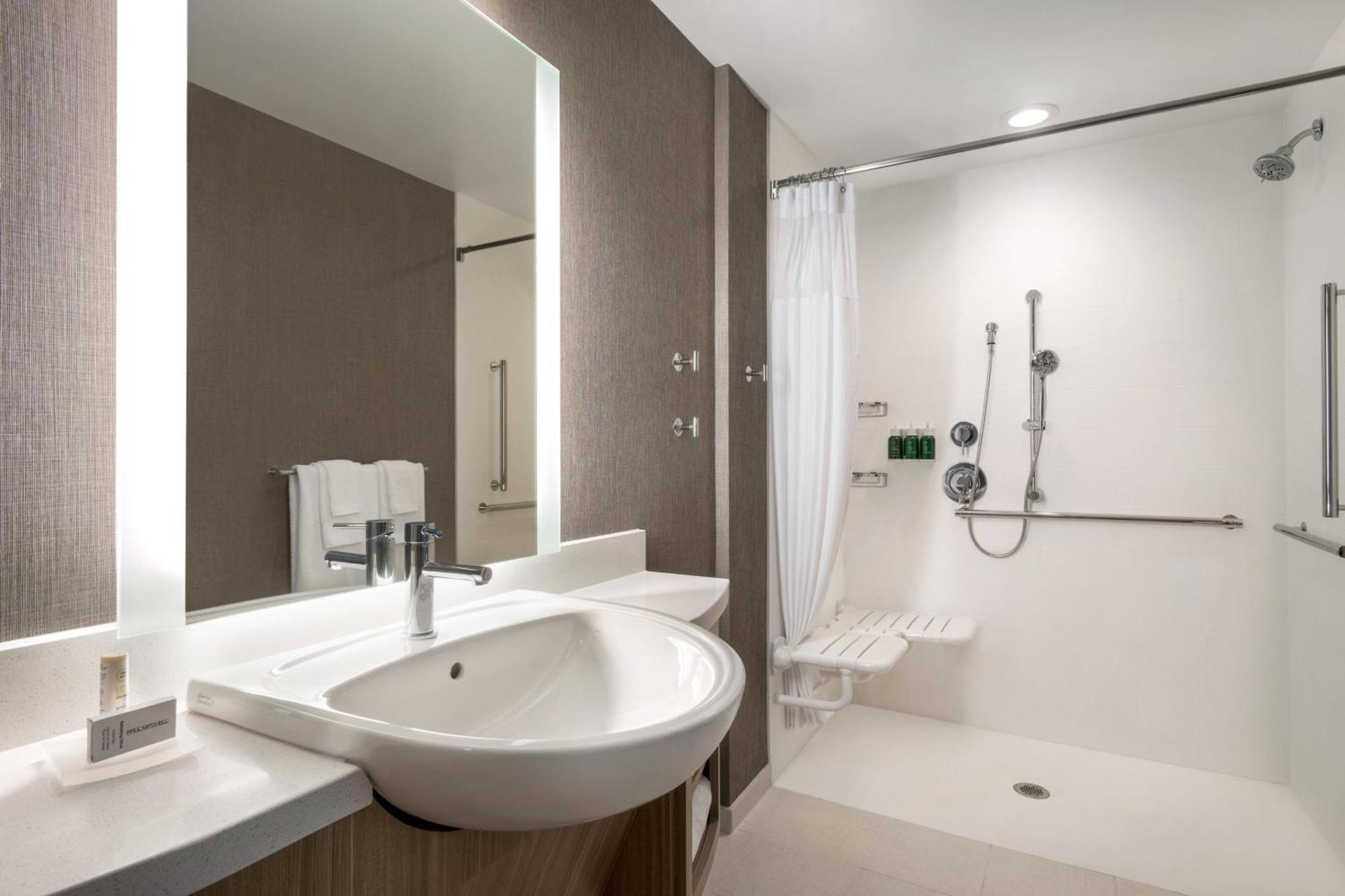 Springhill Suites By Marriott Milwaukee West/Вауватоса Екстер'єр фото